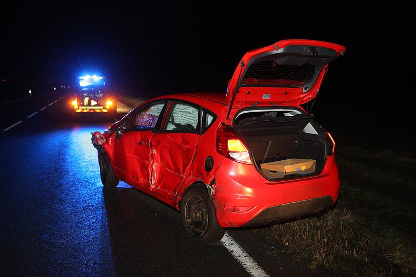 Am Dienstagabend startete ein 26-Tonner eine Amokfahrt und hinterließ eine Spur der Verwüstung. Die Hintergründe sind noch unklar.
