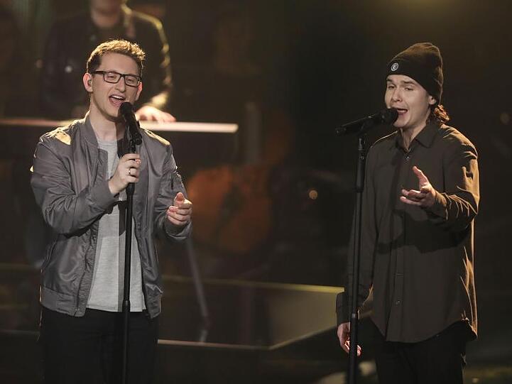 Samuel Rösch (l) mit dem Sänger Lukas Graham im Finale der Castingshow "Voice of Germany".