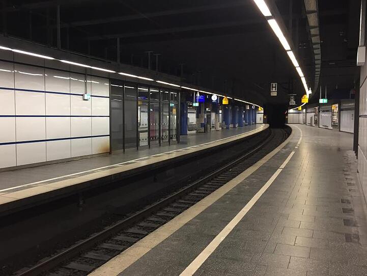 Völlig leere S-Bahnsteige an der Station Stachus. Foto: Marco Krefting/dpa