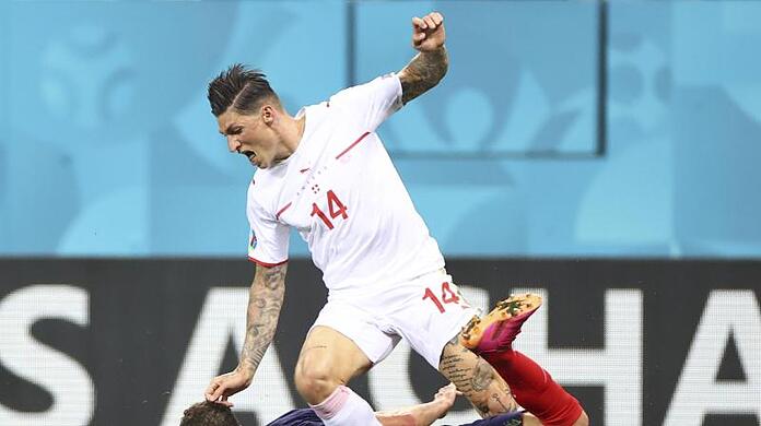 Frankreichs Benjamin Pavard (unten) foult den Schweizer Steven Zuber. Frankreichs Benjamin Pavard (unten) foult den Schweizer Steven Zuber.