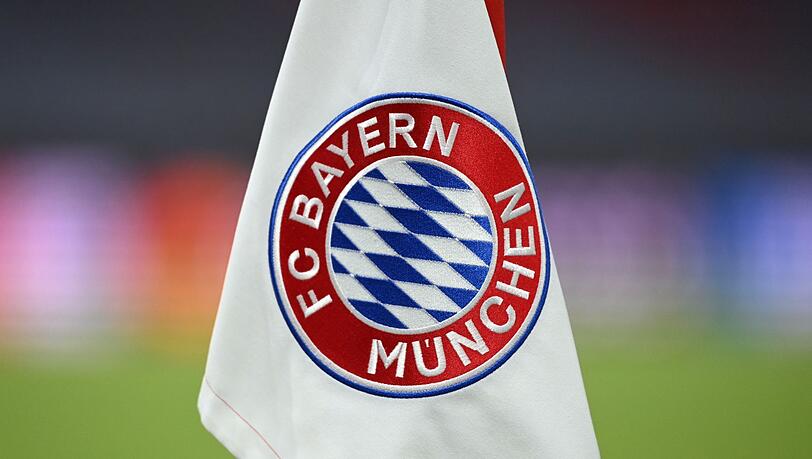 Das Vereinswappen des FC Bayern München ist auf einer Eckfahne zu sehen.