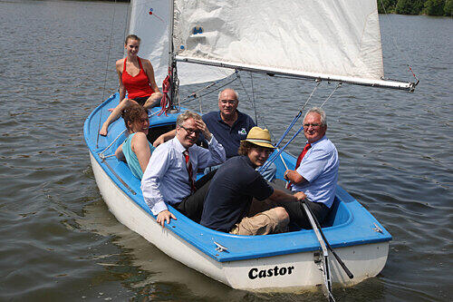 Nachwuchs-Skipper Lea Geling (hinten) und Rolf Thoma (vorne) mit Heidrun Bogerts (Stadt), Michael Kläver (Sparkasse), Peter Hertlein (Yacht Club) und Schulamtsleiter Manfred Schreiner (v. li.).