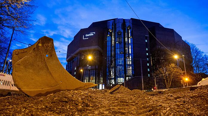 Blick auf eine Baugrube vor der Kulisse des Kulturzentrums Gasteig.