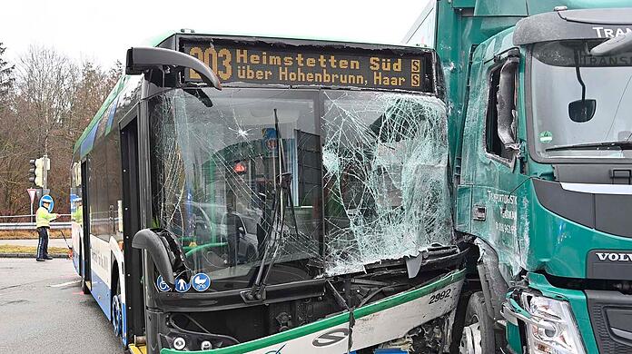 Der Busfahrer wurde durch die Frontscheibe geschleudert und schwer verletzt.