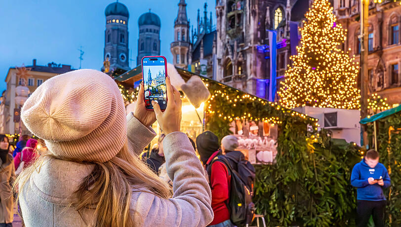 Der Christbaum am Marienplatz (hier der vom vergangenen Advent) kommt jedes Jahr als Geschenk eines Baumspenders nach München. Heuer wird er aus dem Tiroler Ellmau geliefert und Donnerstagfrüh (6.11.) um 6 Uhr aufgestellt. Erleuchtet wird er dann am Montag, 24. November (17 Uhr), zur Eröffnung des Christkindlmarkts. Der Christbaum am Marienplatz (hier der vom vergangenen Advent) kommt jedes Jahr als Geschenk eines Baumspenders nach München. Heuer wird er aus dem Tiroler Ellmau geliefert und Donnerstagfrüh (6.11.) um 6 Uhr aufgestellt. Erleuchtet wird er dann am Montag, 24. November (17 Uhr), zur Eröffnung des Christkindlmarkts.