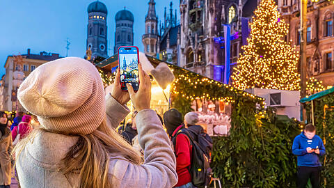 Der Christbaum am Marienplatz (hier der vom vergangenen Advent) kommt jedes Jahr als Geschenk eines Baumspenders nach München. Heuer wird er aus dem Tiroler Ellmau geliefert und Donnerstagfrüh (6.11.) um 6 Uhr aufgestellt. Erleuchtet wird er dann am Montag, 24. November (17 Uhr), zur Eröffnung des Christkindlmarkts.