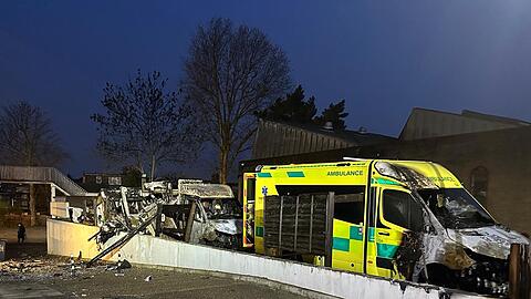 Ein Brandanschlag auf den Rettungsdienst einer j&uuml;dischen Gemeinde versetzte London in einen Schockzustand.