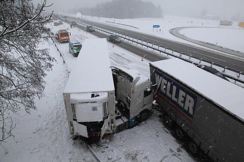 Auf der A8 rutscht ein Lkw am Dienstag auf das vorausfahrende Fahrzeug. Wegen Schneeglätte kam er nicht mehr rechtzeitig zum Stehen. Die zwei Fahrer werden verletzt.
