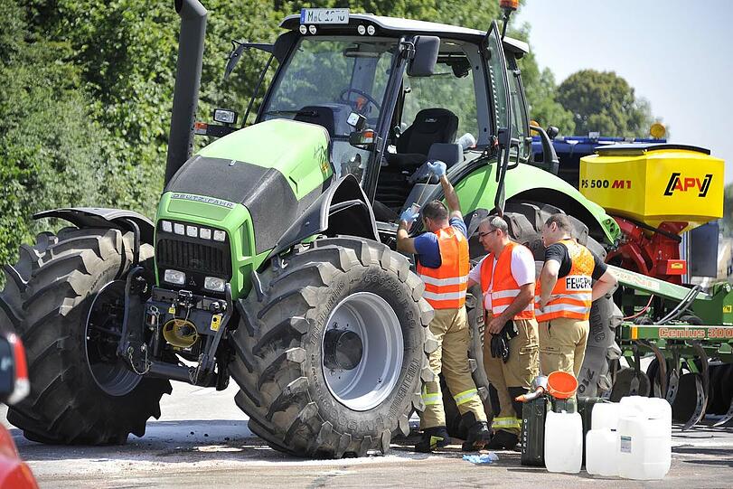 Spektakuläre Fotos von der Bergung: Ein Lieferwagen ist in Ismaning gegen einen Traktor gedonnert. Dabei ist die Zugmaschine in der Mitte auseinander gebrochen!