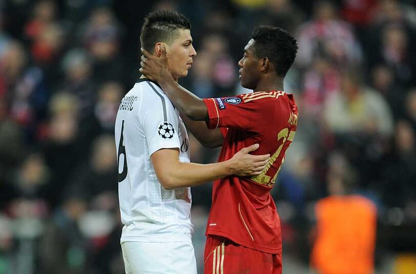 13. März 2012: Der FC Bayern hat soeben den FC Basel mit 7:0 aus der Champions League geschossen: David Alaba tröstet seinen Wiener Kumpel Aleksandar Dragovic.