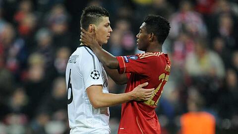 13. März 2012: Der FC Bayern hat soeben den FC Basel mit 7:0 aus der Champions League geschossen: David Alaba tröstet seinen Wiener Kumpel Aleksandar Dragovic.
