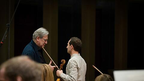 John Eliot Gardiner und der Bratscher Antoine Tamestit bei einer Probe für ihr Konzert im Herkulessaal.