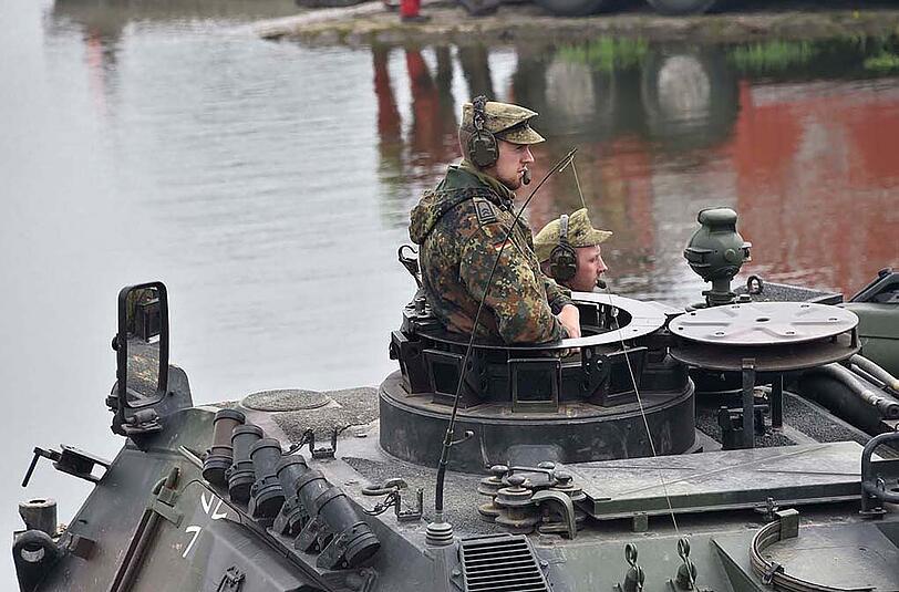 Bilder vom Großeinsatz in Mariaposching an der Donau. Am Dienstag ist hier eine Fähre gesunken &ndash; die Bergungsarbeiten sind aufwendig.