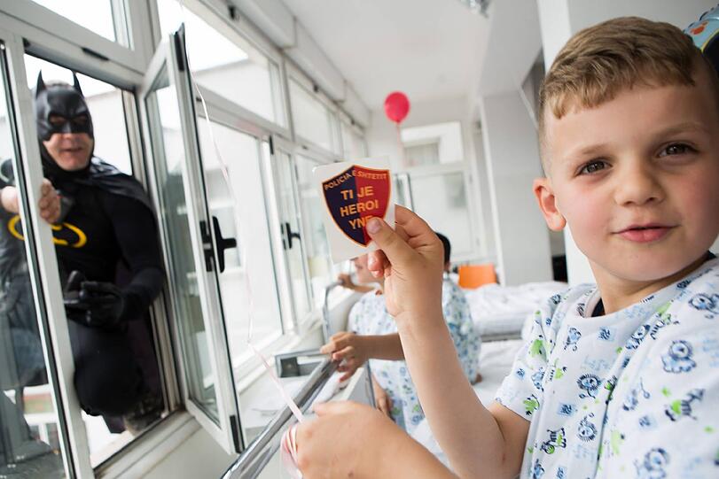 In einem Kinderkrankenhaus in Albanien überraschten Polizisten die jüngsten Patienten in Superhelden-Kostümen und sorgten so für leuchtende Augen