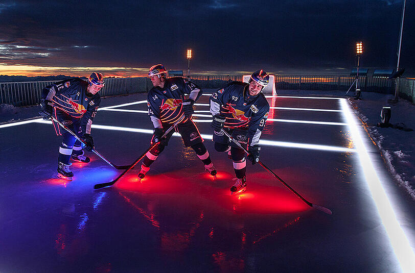Die DEL-Profis des EHC Red Bull München spielen Eishockey auf der Zugspitze - anlässlich des 110. Markengeburtstages von Partner Osram. Die faszinierenden Bilder aus 3.000 Meter Höhe.
