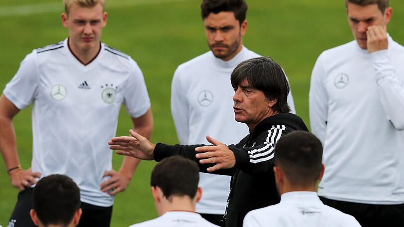 Joachim Löw spricht während eines Trainings vor dem WM-Qualifikationsspiel gegen San Marino mit seinen Spielern. (Archivbild)