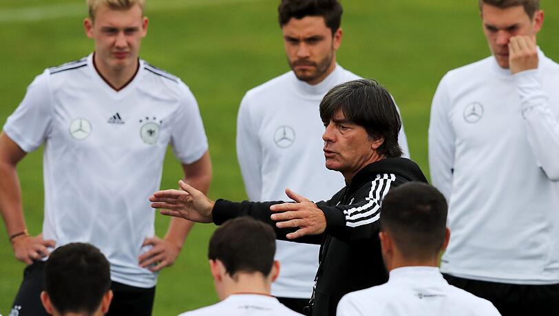 Joachim Löw spricht während eines Trainings vor dem WM-Qualifikationsspiel gegen San Marino mit seinen Spielern. (Archivbild) Joachim Löw spricht während eines Trainings vor dem WM-Qualifikationsspiel gegen San Marino mit seinen Spielern. (Archivbild)