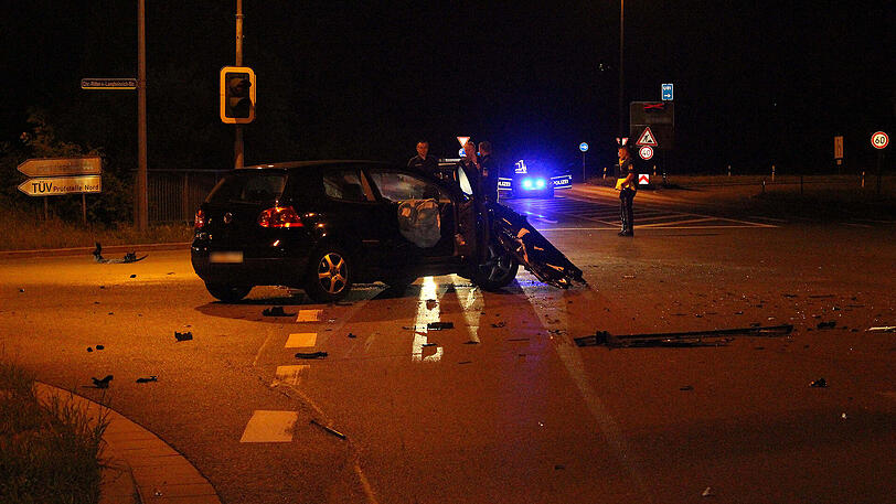 Der Flüchtige rammte an einer Kreuzung mit seinem Audi einen VW Polo. Die Bilder vom spektakulären Crash.