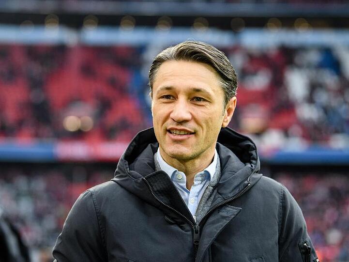 Trainer Niko Kovac vom FC Bayern München steht vor Spielbeginn am Spielfeldrand. Foto: Matthias Balk