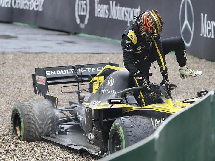 Nico Hülkenberg rutschte mit seinem Renault in die Mauer.