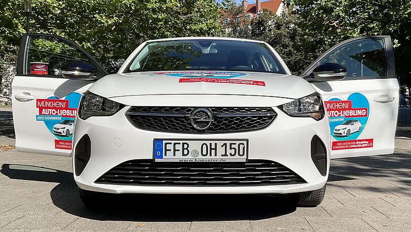 Dieser Opel Corsa war in den vergangenen Wochen an vielen Orten Münchens zu sehen.