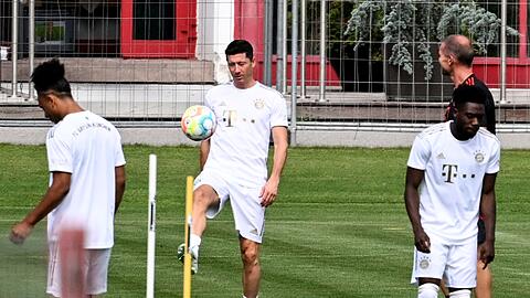 Top-Stürmer Robert Lewandowski (M.) will den FC Bayern München verlassen.