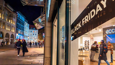 Black Friday in München: Schaufensterwerbung in der Sendlinger Straße.
