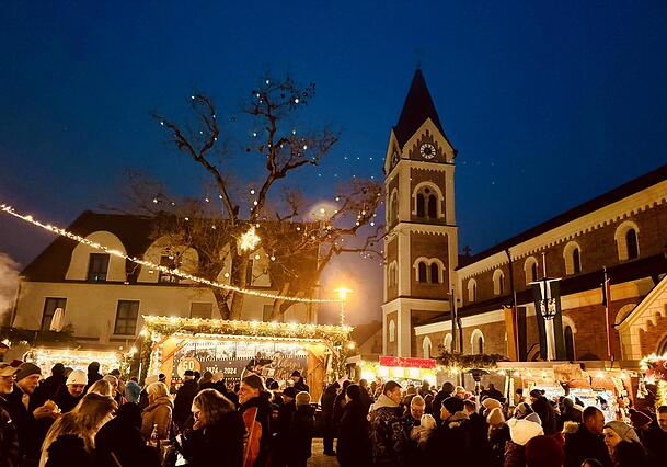 Ein Blick auf den Weihnachtsmarkt auf dem Nöscherplatz in Olching.