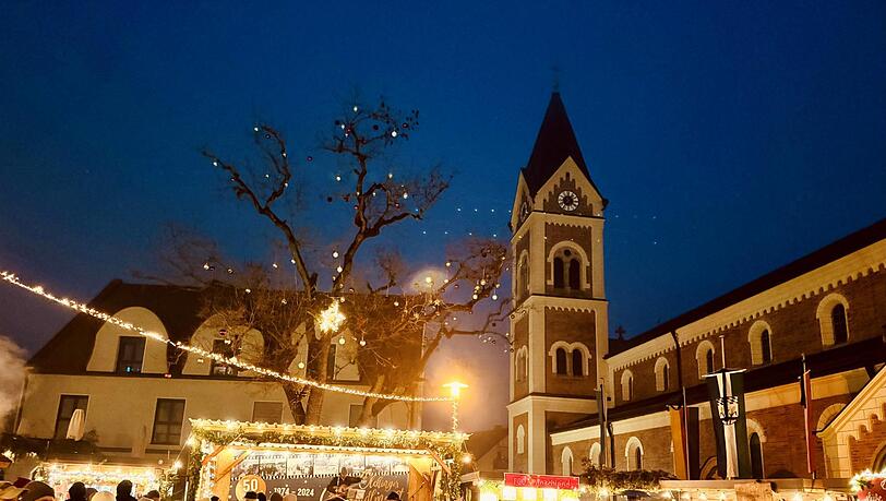 Ein Blick auf den Weihnachtsmarkt auf dem Nöscherplatz in Olching. Ein Blick auf den Weihnachtsmarkt auf dem Nöscherplatz in Olching.