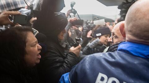 Angeh&ouml;rige konfrontieren Barbesitzer Moretti mit Wut und Trauer. (Archivbild)
