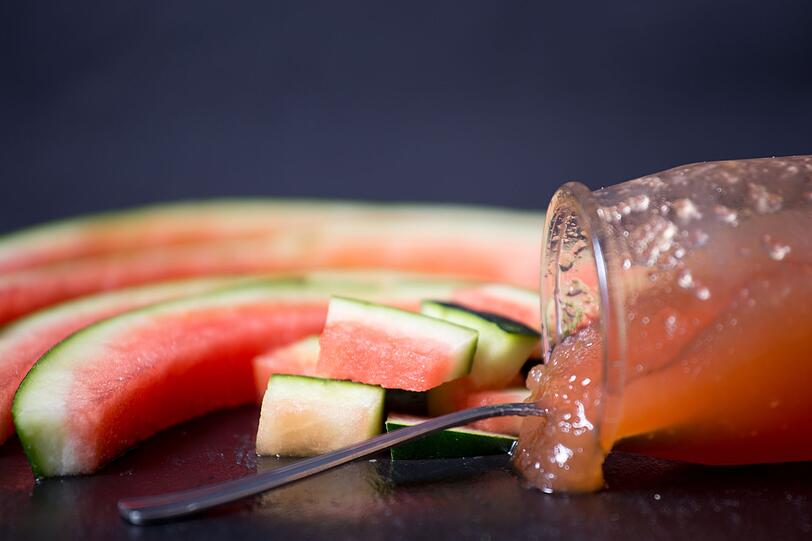 Die weich gekochte Wassermelonenschale anschließend fein pürieren und mit 250 Gramm Gelierzucker (2:1) sowie Zitronen- und nach Wunsch Orangenschale verfeinern. Die Masse unter ständigem Rühren aufkochen und nach Packungsangabe des Gelierzuckers etwa drei bis vier Minuten sprudelnd kochen lassen. Mit der Gelierprobe können Sie prüfen, ob die gewünschte Konsistenz erreicht ist. Danach die heiße Marmelade direkt in sterile Gläser füllen und gut verschließen. Die weich gekochte Wassermelonenschale anschließend fein pürieren und mit 250 Gramm Gelierzucker (2:1) sowie Zitronen- und nach Wunsch Orangenschale verfeinern. Die Masse unter ständigem Rühren aufkochen und nach Packungsangabe des Gelierzuckers etwa drei bis vier Minuten sprudelnd kochen lassen. Mit der Gelierprobe können Sie prüfen, ob die gewünschte Konsistenz erreicht ist. Danach die heiße Marmelade direkt in sterile Gläser füllen und gut verschließen.