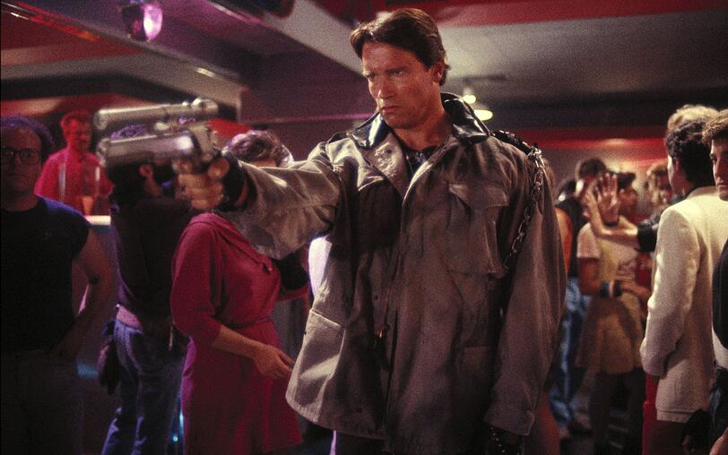 Er kommt aus der Zukunft, um zu töten: der "Terminator" (1984). Kaum eine Rolle verbindet man so sehr mit Arnie wie die der erbarmungslosen Killermaschine T-800. Es war der Auftakt einer der erfolgreichsten Filmreihen Hollywoods. Er kommt aus der Zukunft, um zu töten: der "Terminator" (1984). Kaum eine Rolle verbindet man so sehr mit Arnie wie die der erbarmungslosen Killermaschine T-800. Es war der Auftakt einer der erfolgreichsten Filmreihen Hollywoods.