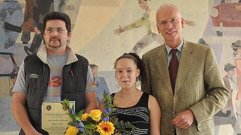 Thomas Kauder (l.), der mutige Retter von Vanessa (M.), bekam gestern von Helmut Naczinsky den Lions-Preis für Zivilcourage.