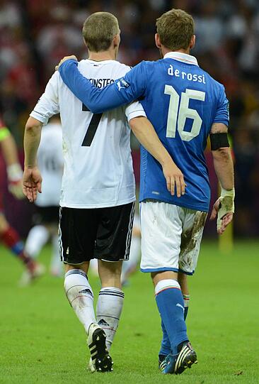 U(nd auch bei der EURO 2012 war im Halbfinale gegen Italien Schluss. Dem Respekt seiner internationalen Gegenspieler kann sich Schweinsteiger - hier mit Italiens Mittelfeld-Motor De Rossi - hingegen sicher sein. Der 95-fache Nationalspieler zählt seit Jahren zum Kreise der besten Mittelfeldspieler der Welt.
