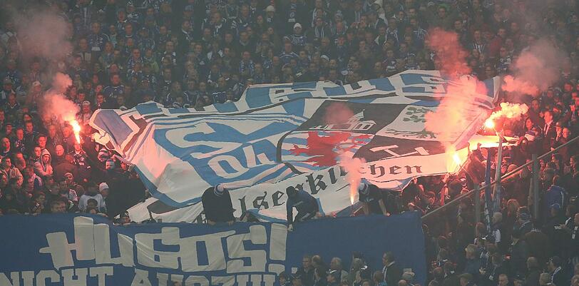 24.11.2012 Randale in der Arena auf Schalke: Schalker Ultras zündeten mehrere Bengalos, so dass die zweite Halbzeit nur mit Verspätung beginnen konnte. Die Polizei hat ein Strafverfahren eingeleitet.