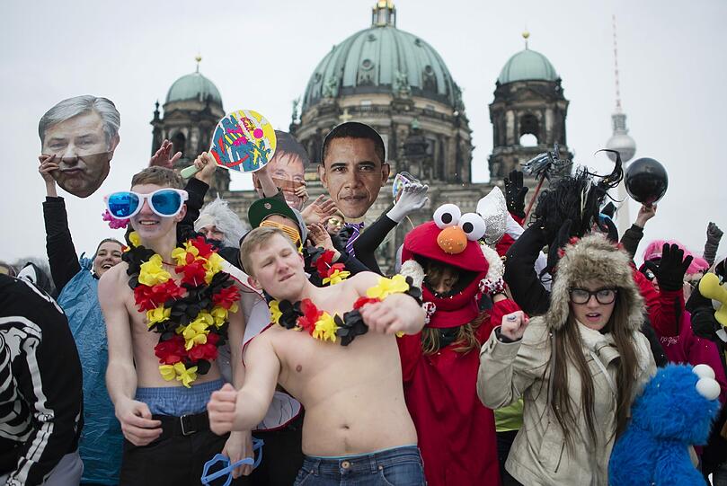 Berlin: Teilnehmer eines Flashmobs tanzen am Mittwoch (20.02.13) im Lustgarten in Berlin vor dem Berliner Dom den Modetanz "Harlem Shake". Mehrere Dutzend Teilnehmer waren am Mittwochnachmittag dem Aufruf eines Berliner Radiosenders auf Facebook gefolgt und tanzten einen Harlem Shake.