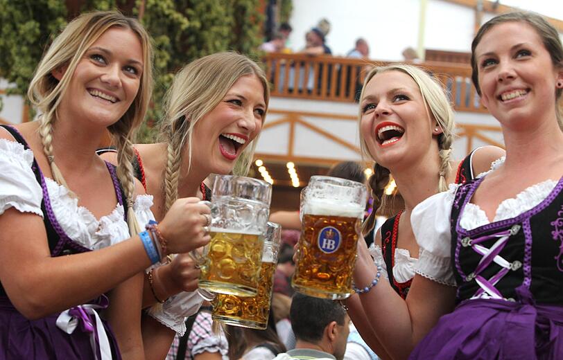 Auch draußen trinkt sichs ganz gut, wie diese Mädels zeigen.