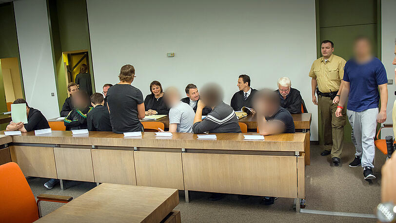Die Angeklagten am Donnerstag im Gerichtssaal.