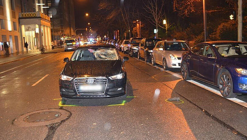 Der Betrunkene lief unvermittelt auf die Straße und wurde von dem Auto erfasst.