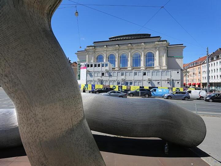 Das Augsburger Staatstheater steht hinter Baucontainern. Foto: Karl-Josef Hildenbrand/dpa