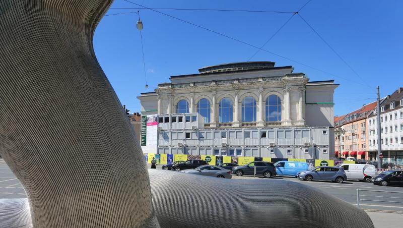 Das Augsburger Staatstheater steht hinter Baucontainern. Foto: Karl-Josef Hildenbrand/dpa