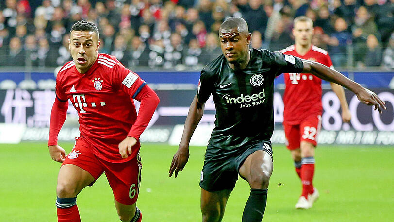THIAGO, NOTE 3: Im Mittelfeld nicht ganz so auffällig wie Kimmich, wirkte ein bisschen gehemmt. Ob&rsquo;s am schlechten Rasen in der Frankfurter Arena lag? Probierte es mal mit einem Schuss aus der Distanz, Trapp nahm den Ball locker auf (40.). Steigerte sich, gefiel als Kämpfer.