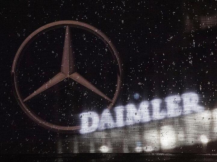 Daimler steht inmitten der Corona-Krise kräftig unter Druck.