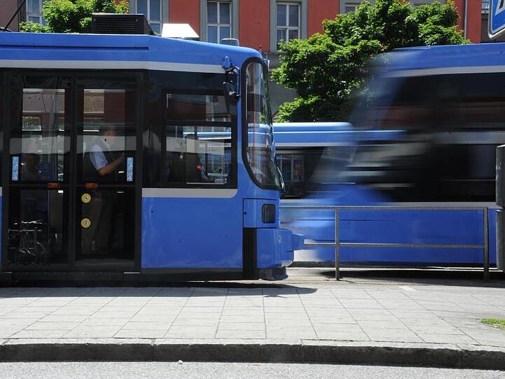 Trambahnen fahren am Hauptbahnhof München.