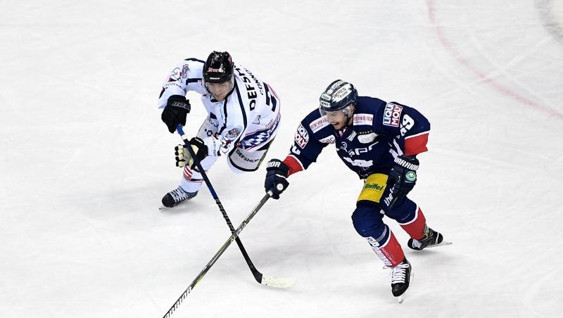 Berlins Florian Kettemer (l) und Straubings Mike Connolly kämpfen um den Puck. Foto: Britta Pedersen Berlins Florian Kettemer (l) und Straubings Mike Connolly kämpfen um den Puck. Foto: Britta Pedersen