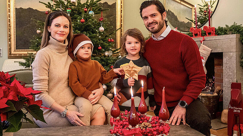 Carl Philip mit seiner Familie in weihnachtlichem Ambiente.