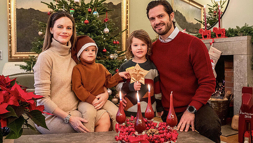 Carl Philip mit seiner Familie in weihnachtlichem Ambiente. Carl Philip mit seiner Familie in weihnachtlichem Ambiente.