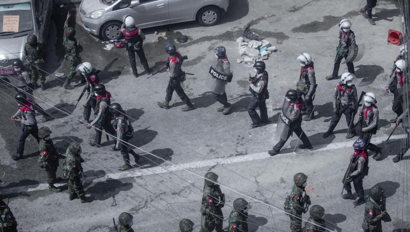 Soldaten und Bereitschaftspolizisten bei einem Protest in Rangun.