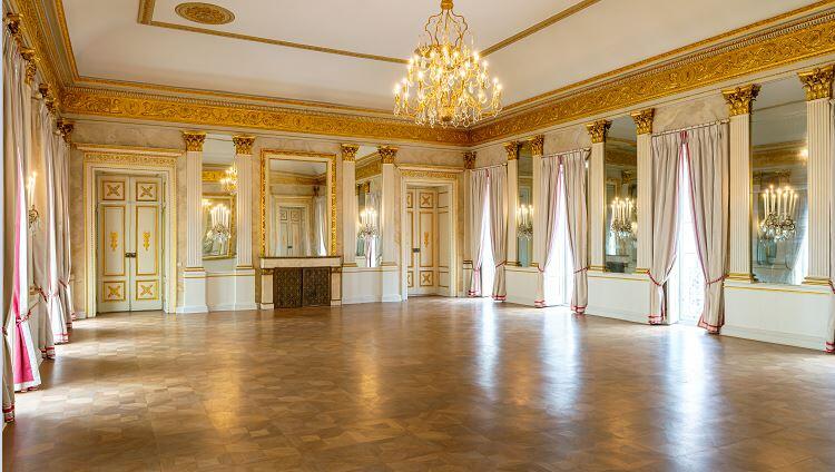 Der prächtige Königssaal im Palais Montgelas des Bayerischen Hofs. Der prächtige Königssaal im Palais Montgelas des Bayerischen Hofs.