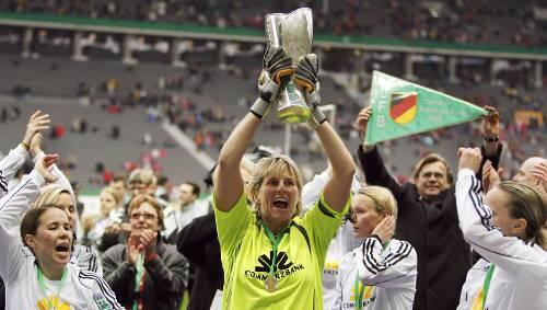 Feiern Deutschlands Fußball-Damen - hier der 1. FFC Frankfurt beim Pokalsieg - in Nürnberg? Feiern Deutschlands Fußball-Damen - hier der 1. FFC Frankfurt beim Pokalsieg - in Nürnberg?